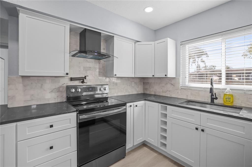 В аренду: $2,000 (2 спален, 1 ванн, 894 Квадратных фут)