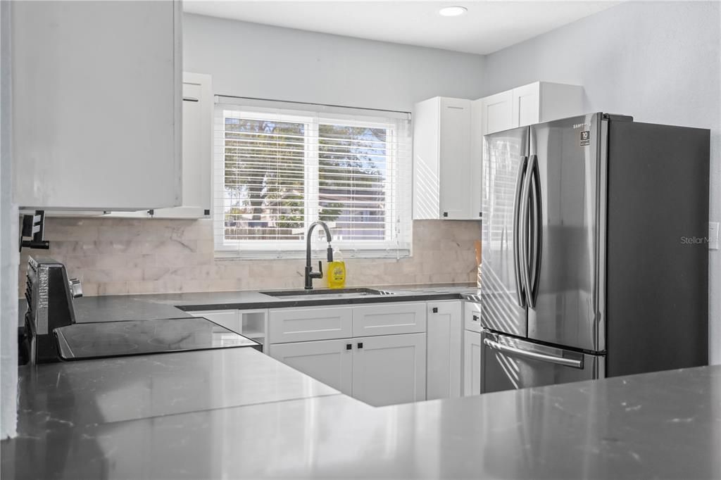 В аренду: $2,000 (2 спален, 1 ванн, 894 Квадратных фут)