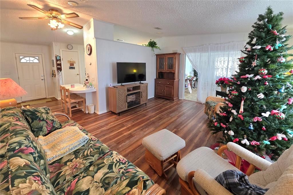 For Sale: $227,000 (2 beds, 2 baths, 1268 Square Feet)