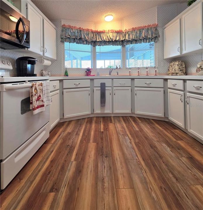 For Sale: $227,000 (2 beds, 2 baths, 1268 Square Feet)