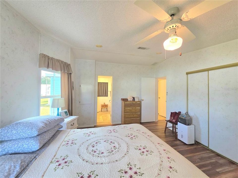 For Sale: $227,000 (2 beds, 2 baths, 1268 Square Feet)