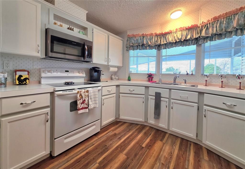 For Sale: $227,000 (2 beds, 2 baths, 1268 Square Feet)