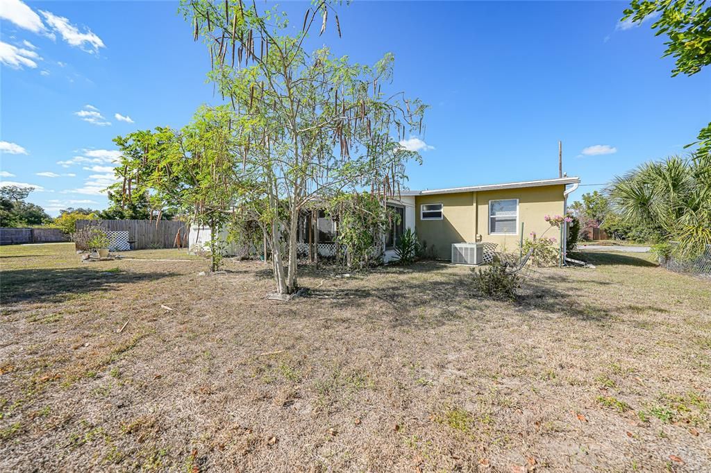 For Sale: $160,000 (2 beds, 1 baths, 816 Square Feet)