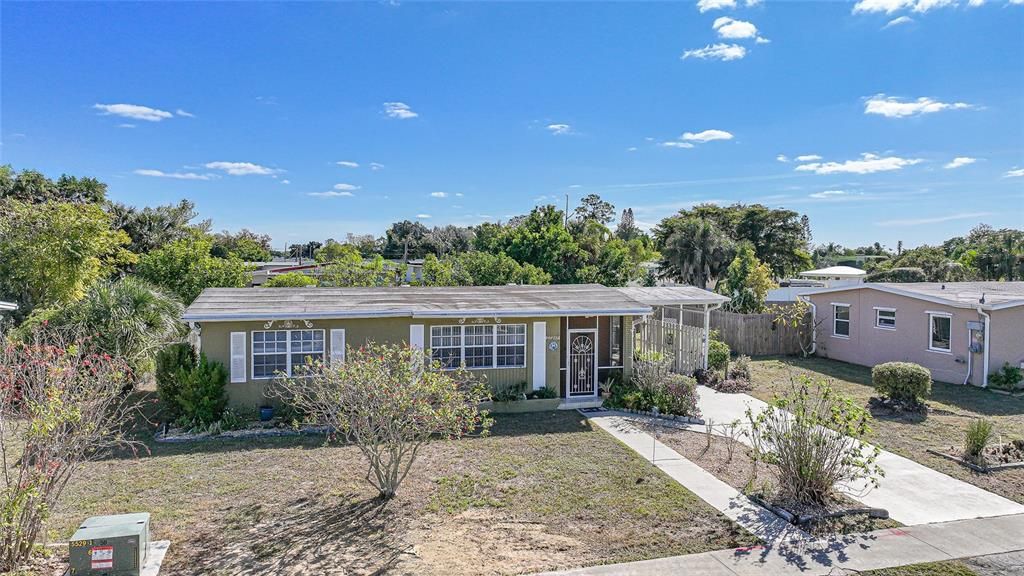 For Sale: $160,000 (2 beds, 1 baths, 816 Square Feet)