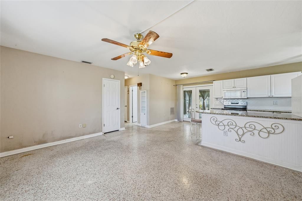 For Sale: $160,000 (2 beds, 1 baths, 816 Square Feet)