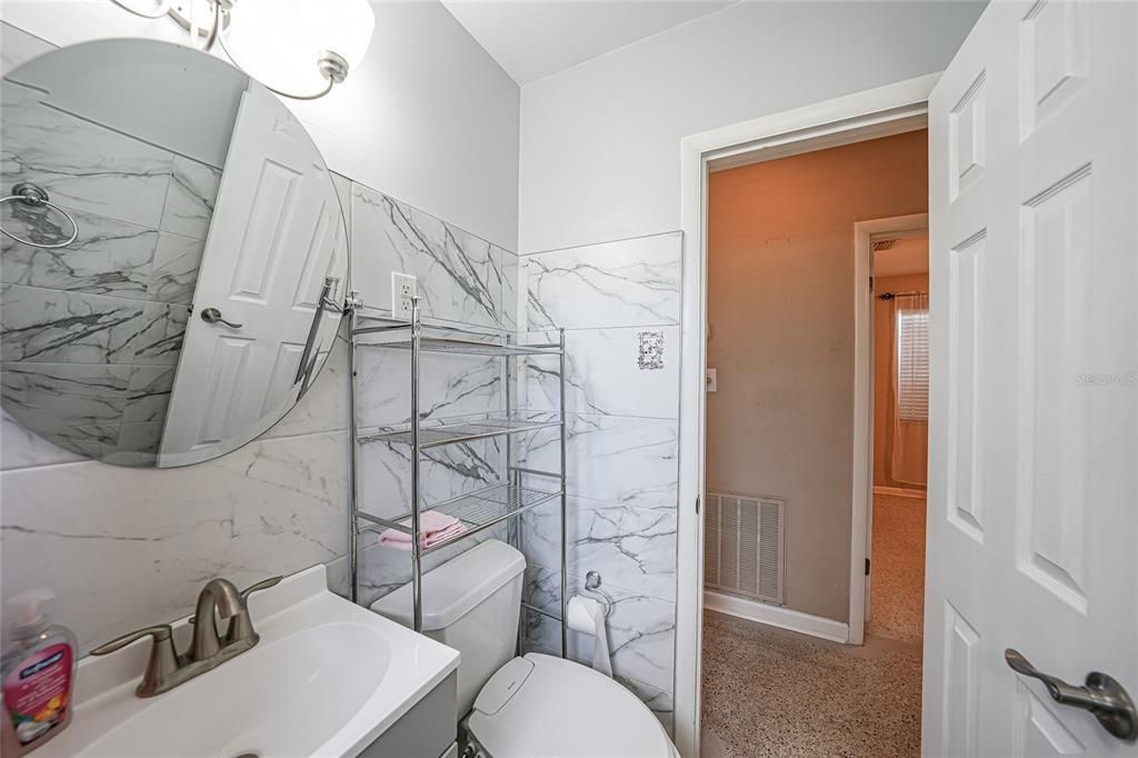 For Sale: $160,000 (2 beds, 1 baths, 816 Square Feet)