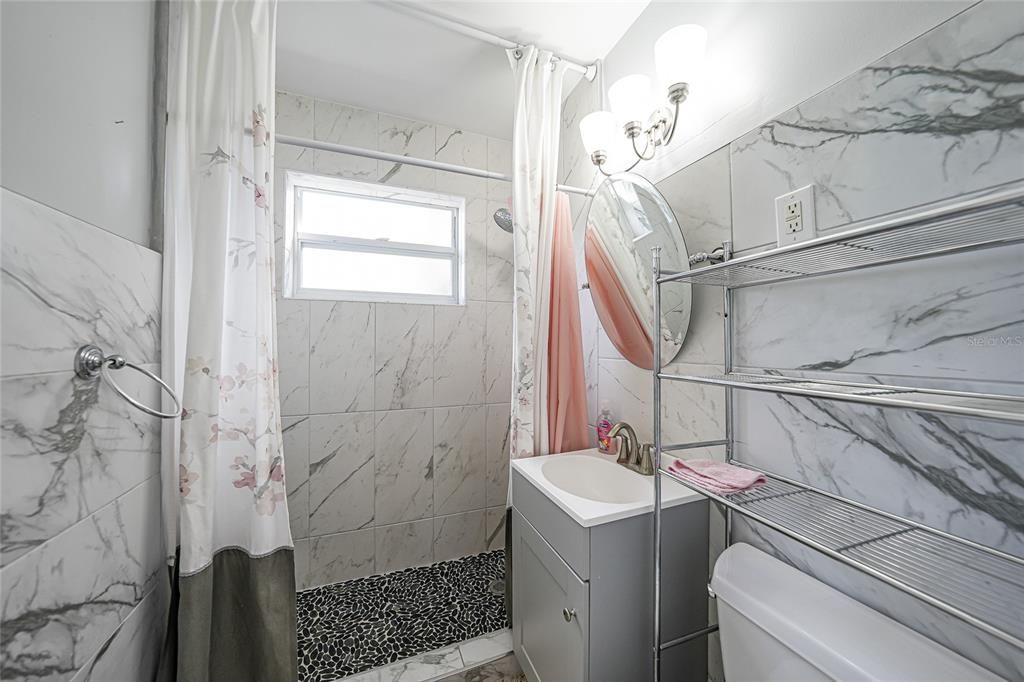 For Sale: $160,000 (2 beds, 1 baths, 816 Square Feet)