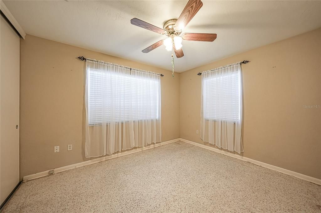 For Sale: $160,000 (2 beds, 1 baths, 816 Square Feet)