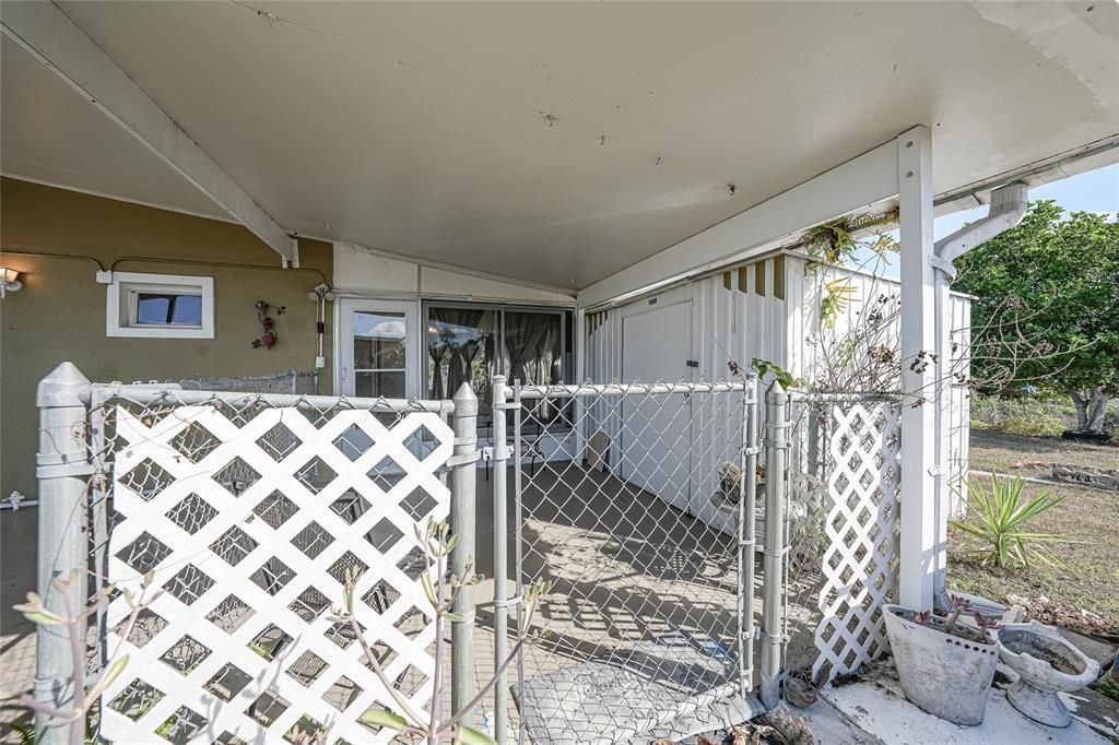 For Sale: $160,000 (2 beds, 1 baths, 816 Square Feet)