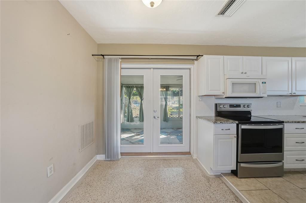 For Sale: $160,000 (2 beds, 1 baths, 816 Square Feet)