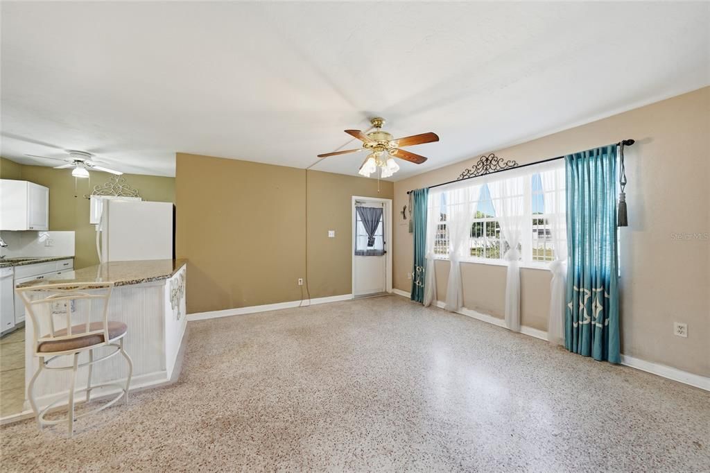 For Sale: $160,000 (2 beds, 1 baths, 816 Square Feet)