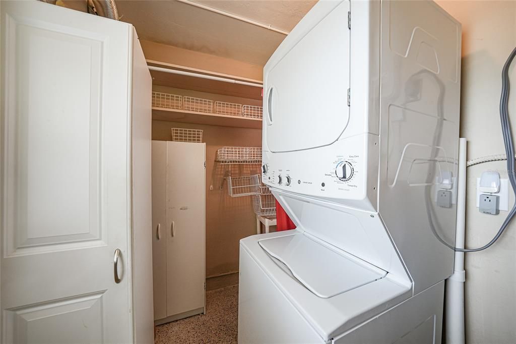 For Sale: $160,000 (2 beds, 1 baths, 816 Square Feet)