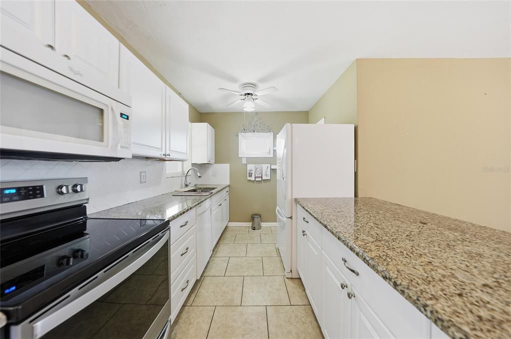 For Sale: $160,000 (2 beds, 1 baths, 816 Square Feet)