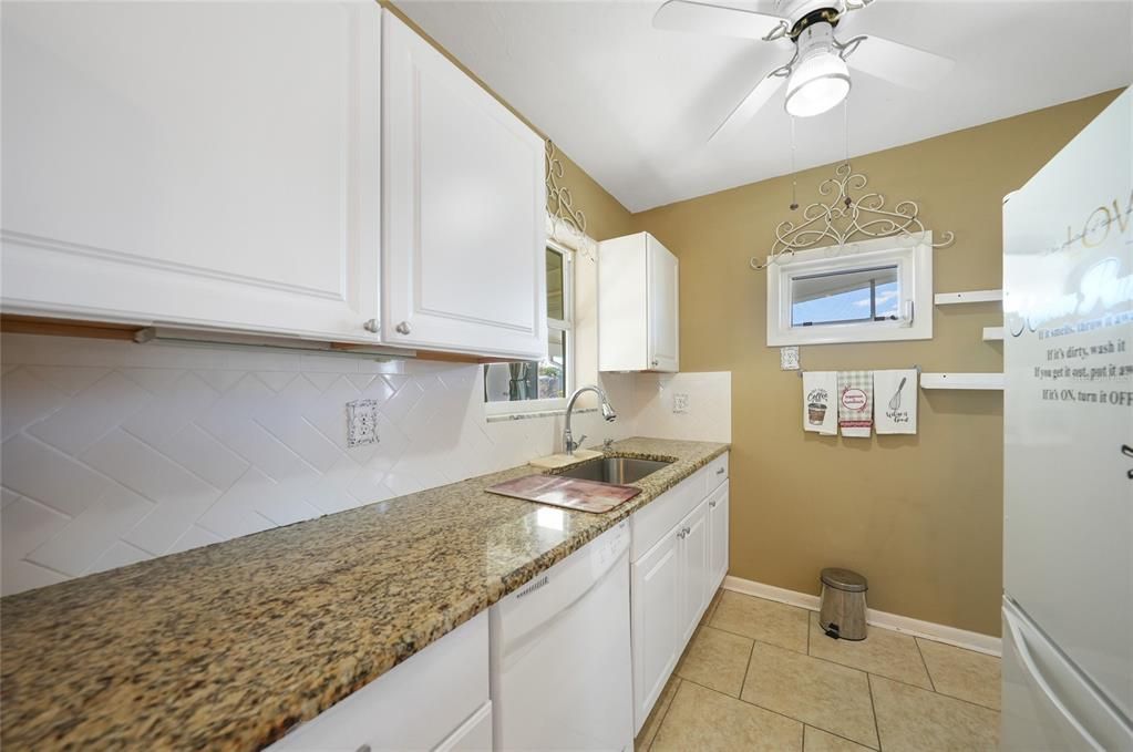 For Sale: $160,000 (2 beds, 1 baths, 816 Square Feet)