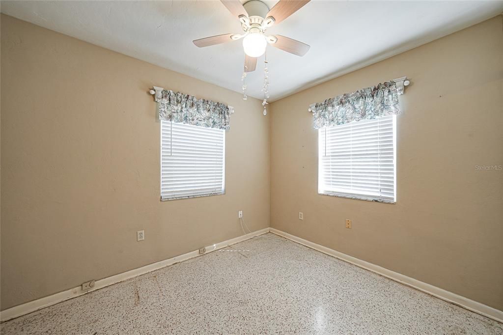 For Sale: $160,000 (2 beds, 1 baths, 816 Square Feet)