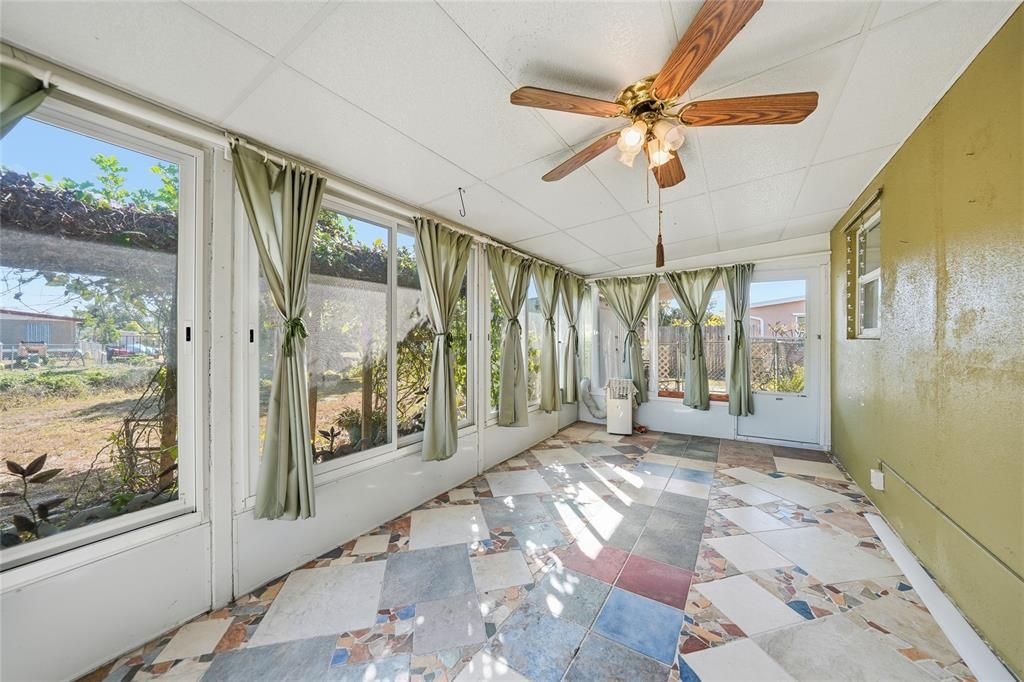 For Sale: $160,000 (2 beds, 1 baths, 816 Square Feet)