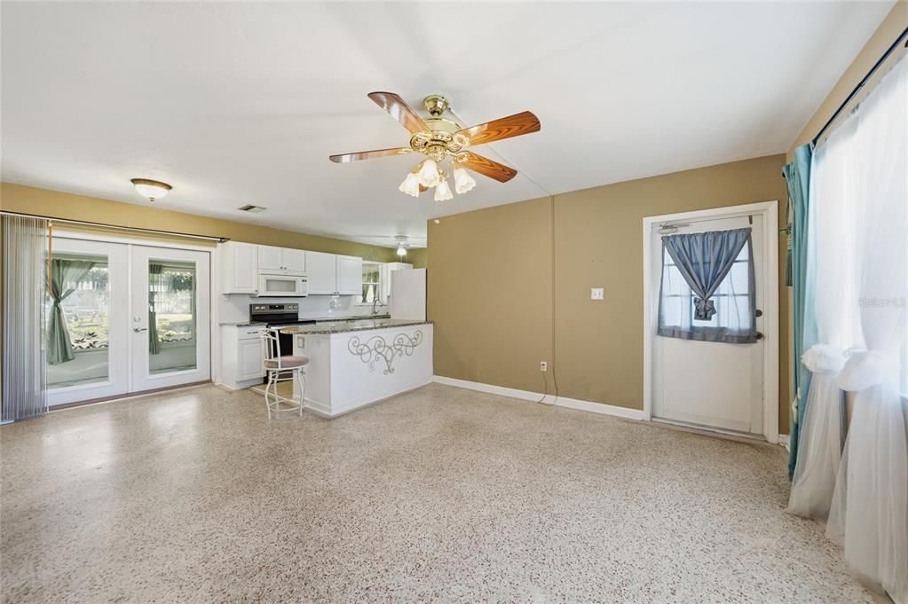 For Sale: $160,000 (2 beds, 1 baths, 816 Square Feet)