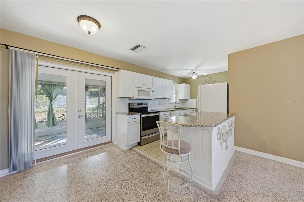 For Sale: $160,000 (2 beds, 1 baths, 816 Square Feet)