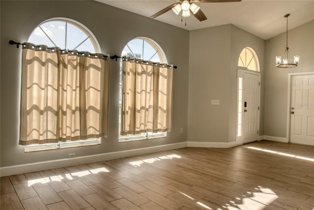 В аренду: $2,390 (3 спален, 2 ванн, 1817 Квадратных фут)