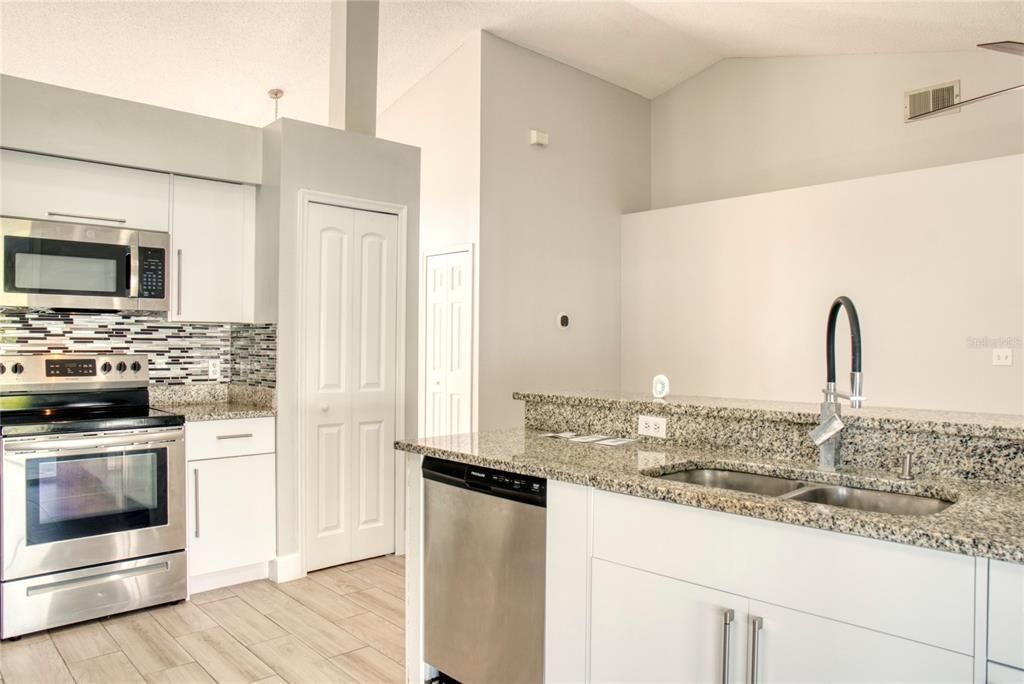 В аренду: $2,390 (3 спален, 2 ванн, 1817 Квадратных фут)