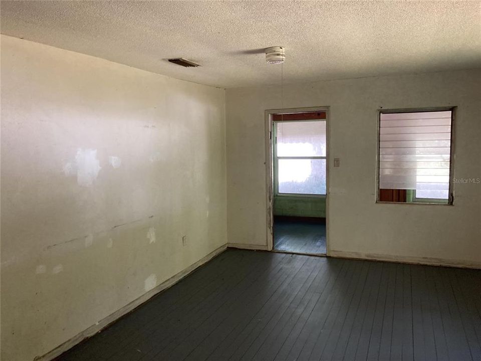 出租: $700 (3 贝兹, 1 浴室, 1353 平方英尺)