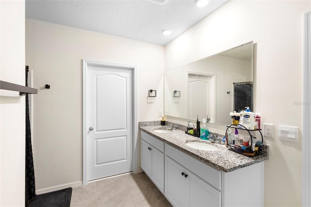 En Venta: $418,000 (5 camas, 3 baños, 2601 Pies cuadrados)