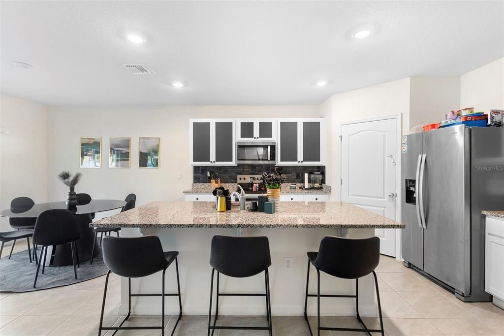 En Venta: $418,000 (5 camas, 3 baños, 2601 Pies cuadrados)