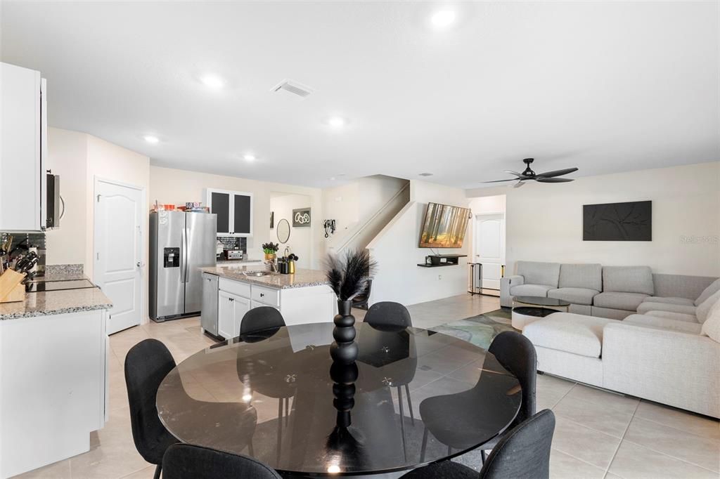 En Venta: $418,000 (5 camas, 3 baños, 2601 Pies cuadrados)