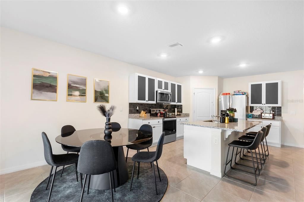 En Venta: $418,000 (5 camas, 3 baños, 2601 Pies cuadrados)