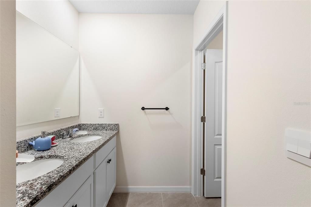 En Venta: $418,000 (5 camas, 3 baños, 2601 Pies cuadrados)