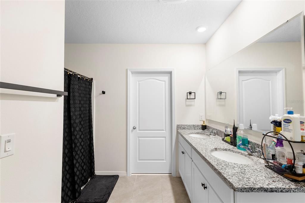 En Venta: $418,000 (5 camas, 3 baños, 2601 Pies cuadrados)