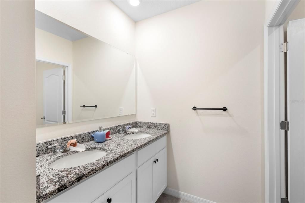 En Venta: $418,000 (5 camas, 3 baños, 2601 Pies cuadrados)