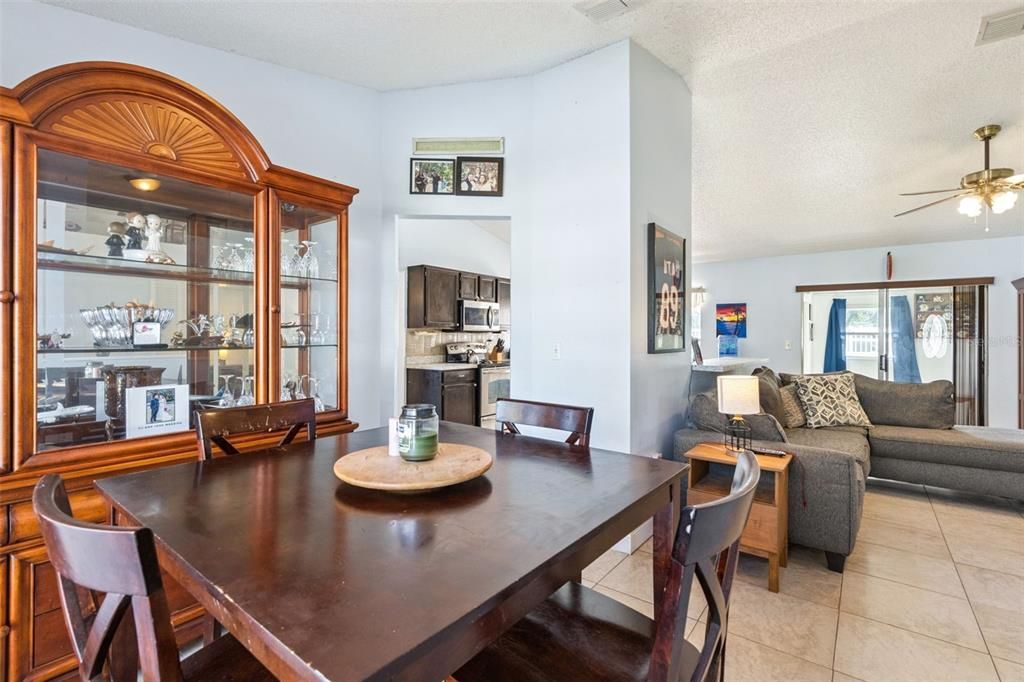 На продажу: $315,000 (3 спален, 2 ванн, 1311 Квадратных фут)