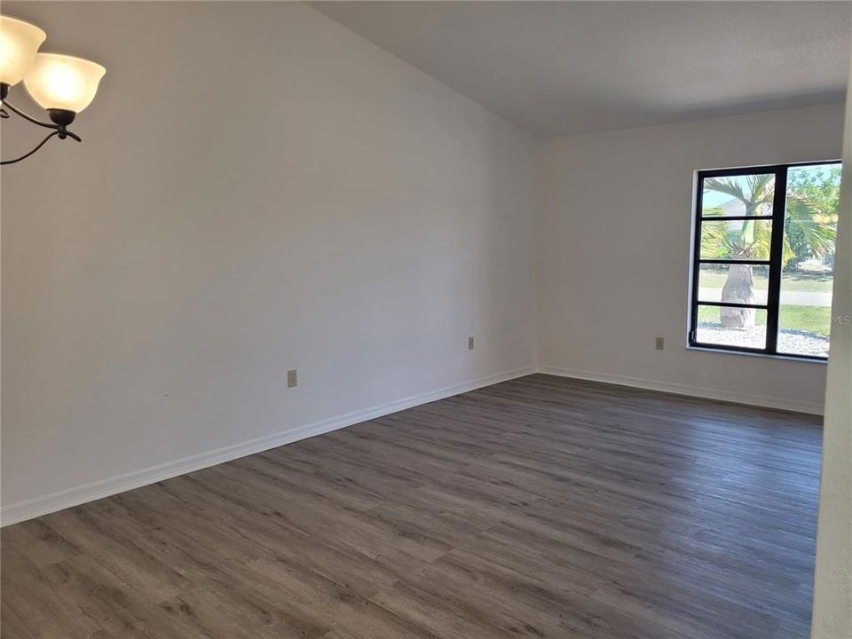 For Rent: $2,300 (3 beds, 2 baths, 1705 Square Feet)