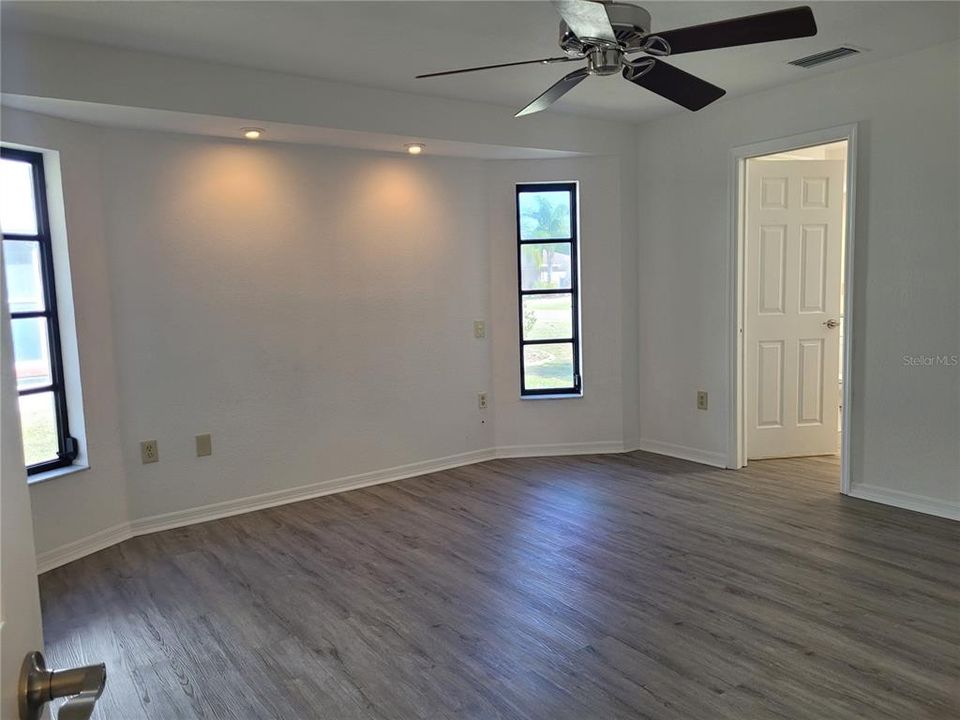 For Rent: $2,300 (3 beds, 2 baths, 1705 Square Feet)