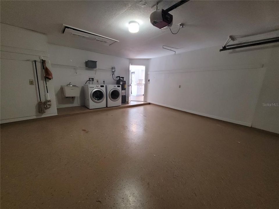 For Rent: $2,300 (3 beds, 2 baths, 1705 Square Feet)