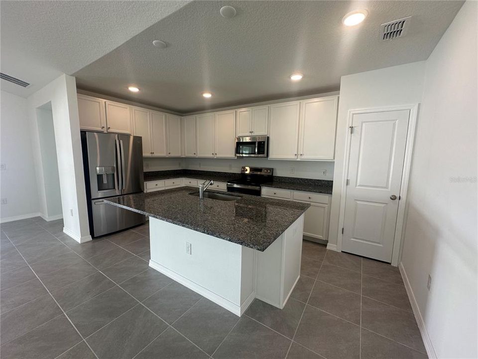 В аренду: $2,450 (4 спален, 3 ванн, 2094 Квадратных фут)