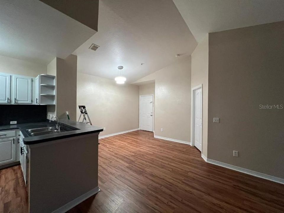 For Sale: $215,000 (2 beds, 2 baths, 1009 Square Feet)