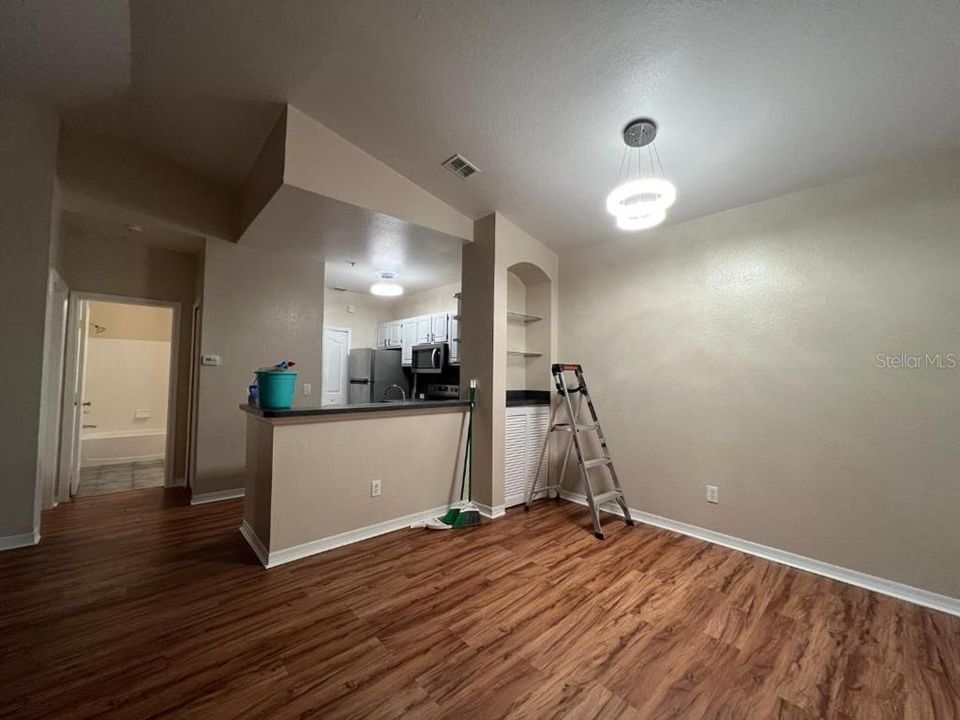For Sale: $215,000 (2 beds, 2 baths, 1009 Square Feet)