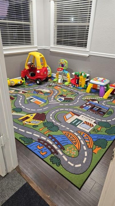 For Sale: $215,000 (2 beds, 2 baths, 1009 Square Feet)