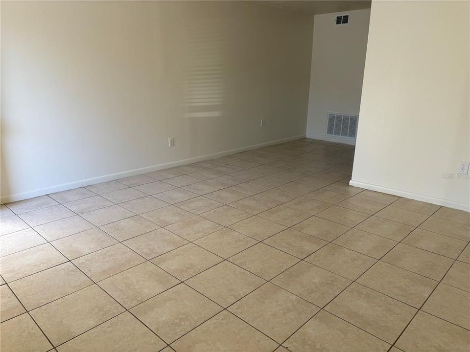 For Rent: $1,200 (1 beds, 1 baths, 723 Square Feet)