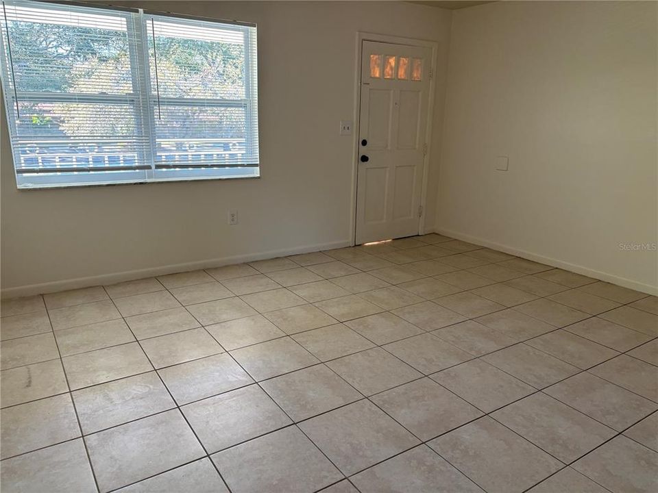 For Rent: $1,200 (1 beds, 1 baths, 723 Square Feet)