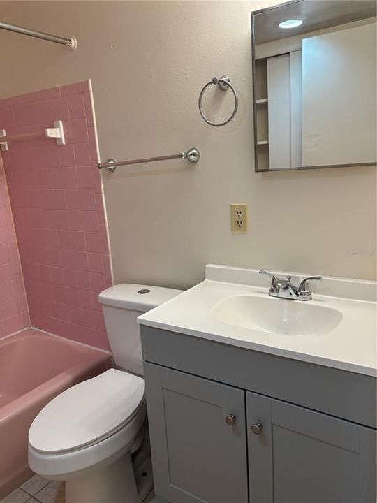 For Rent: $1,200 (1 beds, 1 baths, 723 Square Feet)