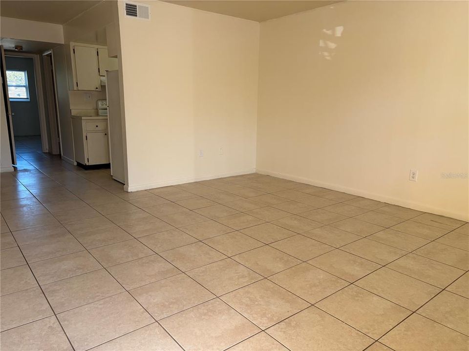 For Rent: $1,200 (1 beds, 1 baths, 723 Square Feet)