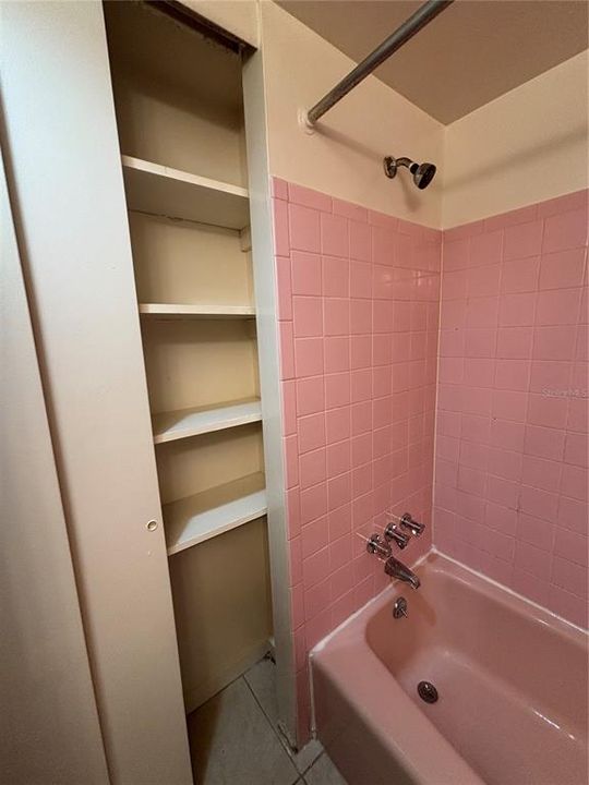 For Rent: $1,200 (1 beds, 1 baths, 723 Square Feet)