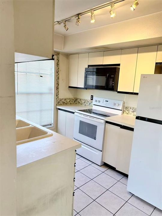 For Sale: $185,000 (3 beds, 2 baths, 1117 Square Feet)