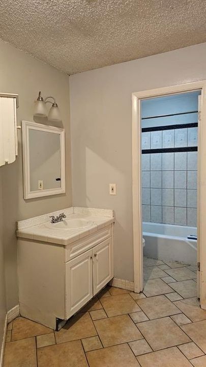 For Rent: $1,100 (1 beds, 1 baths, 642 Square Feet)