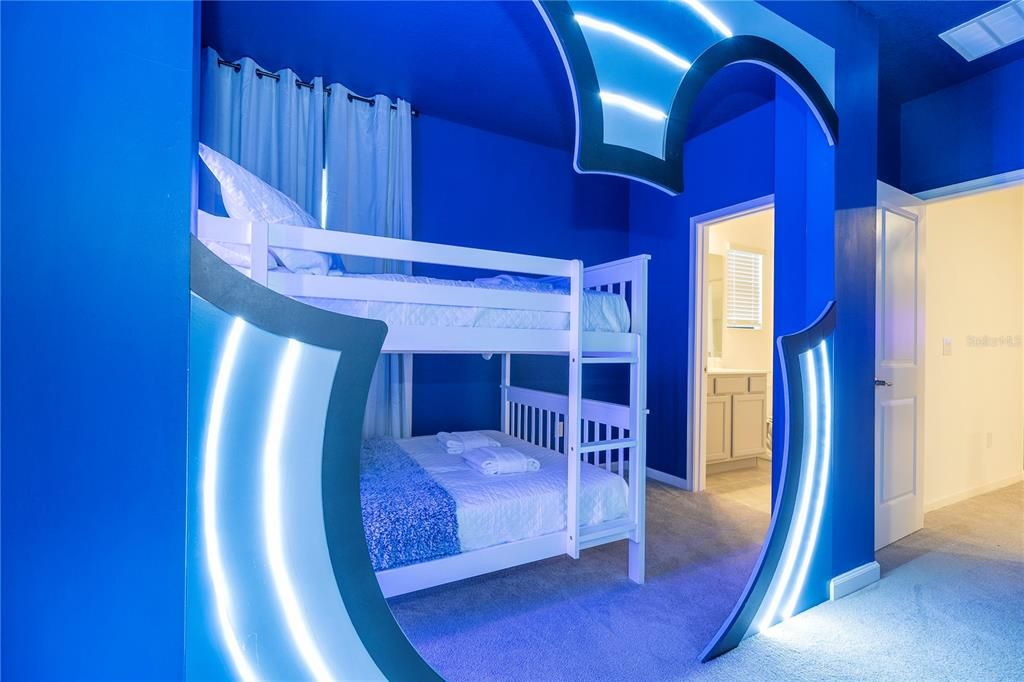 For Sale: $1,580,000 (6 beds, 6 baths, 2920 Square Feet)