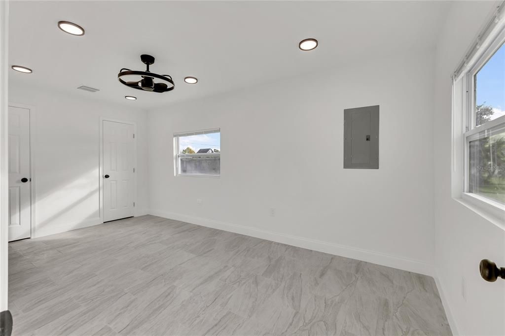 En Venta: $325,000 (0 camas, 0 baños, 1085 Pies cuadrados)