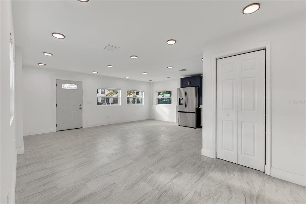 En Venta: $325,000 (0 camas, 0 baños, 1085 Pies cuadrados)